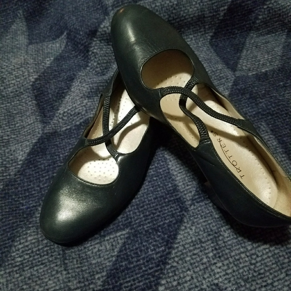 Shoes - Picture 2 of 8
